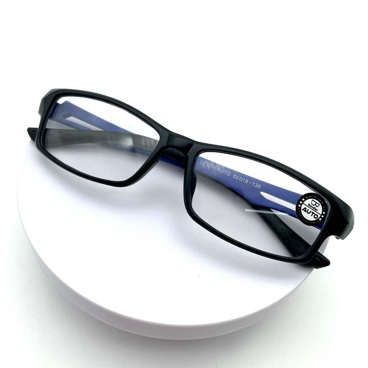 แว่นสายตาสั้นแฟชั่น รุ่น52205Auto ทำจากเลนส์พลาสติกใส น้ำหนักเบาสวมใส่สบาย ตกพื้นไม่แตก ออกแดดเปลี่ยนสีเลือกได้เลยจ้าาา