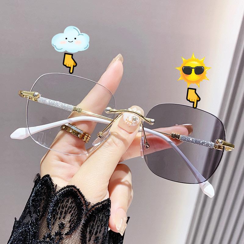 แว่นกรองแสง ออกแดดเปลี่ยนสี รุ่น 6005Auto ออกแดดเปลี่ยนสีได้ สายตายาว/สั้น/ปกติ งานแฟชั่นสุดฮิตใส่แล้วสวยสุดๆ กันแดดแว่นตาปรับแสงออโต้ไร้กรอบ