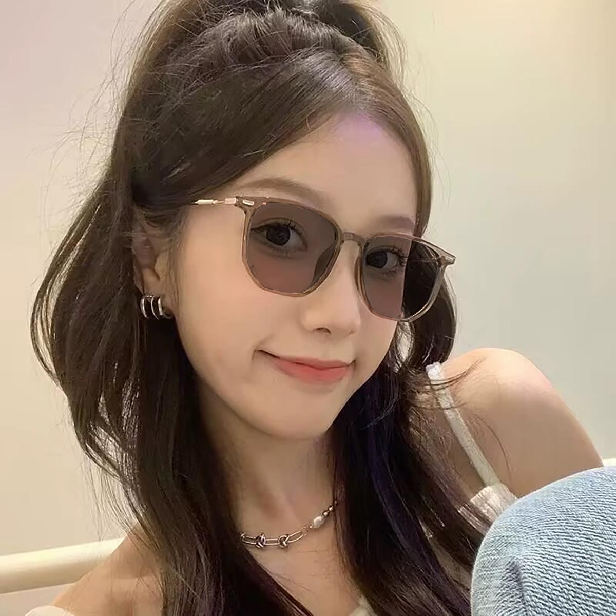 แว่นสายตายาวปรับแสงออกแดดปรับเป็นสีดำ7012สายตายาวหน้าเด็กหน้าสวยเลนปรับแสงออโต้