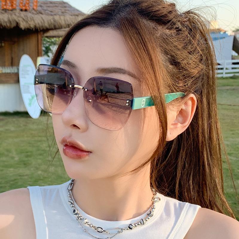 แว่นกันแดดแฟชั่น รุ่น 6132 มี5สี  ใช้ได้ทั้งหญิง-ชาย เก็บทรงสวย กันแดด ไม่มีขอบ  ไม่รวมอุปกรณ์