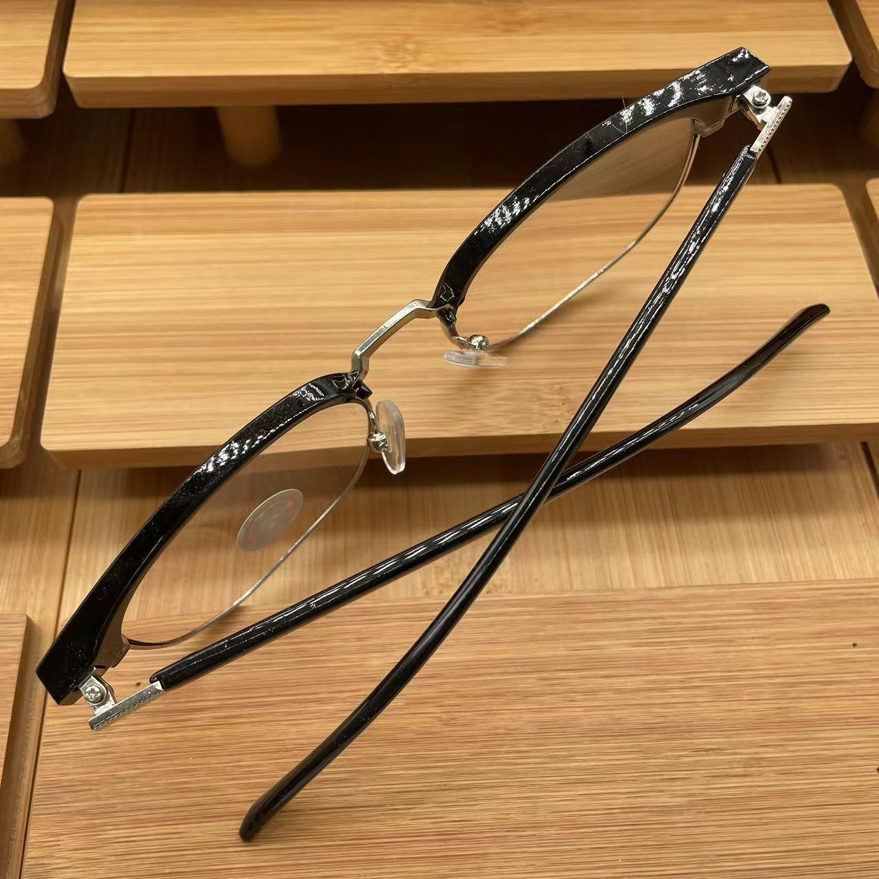 แว่นตาปรับแสงออโต้ รุ่น 822Autoสีดำเงินมาใหม่ทรงสวย Photochromic blue filter เลนส์เปลี่ยนสีได้เมื่อออกแดด กรอบพลาสติก+โลหะ ไม่รวมอุปกรณ์