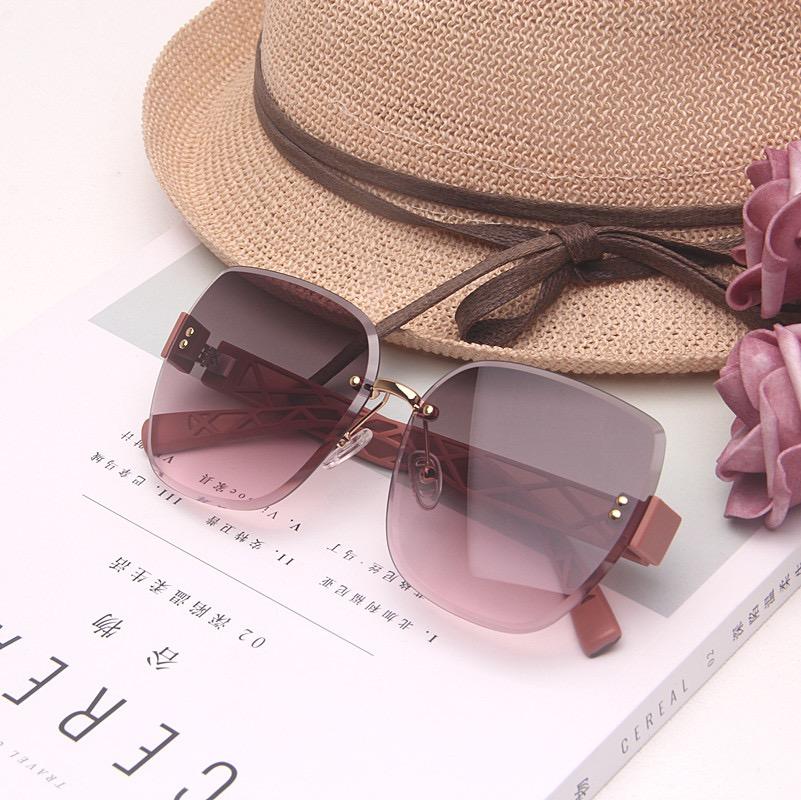 แว่นกันแดดแฟชั่น รุ่น 6132 มี5สี  ใช้ได้ทั้งหญิง-ชาย เก็บทรงสวย กันแดด ไม่มีขอบ  ไม่รวมอุปกรณ์