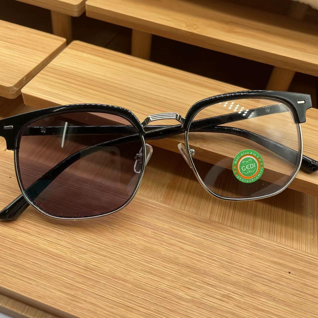แว่นตาปรับแสงออโต้ รุ่น 822Autoสีดำเงินมาใหม่ทรงสวย Photochromic blue filter เลนส์เปลี่ยนสีได้เมื่อออกแดด กรอบพลาสติก+โลหะ ไม่รวมอุปกรณ์