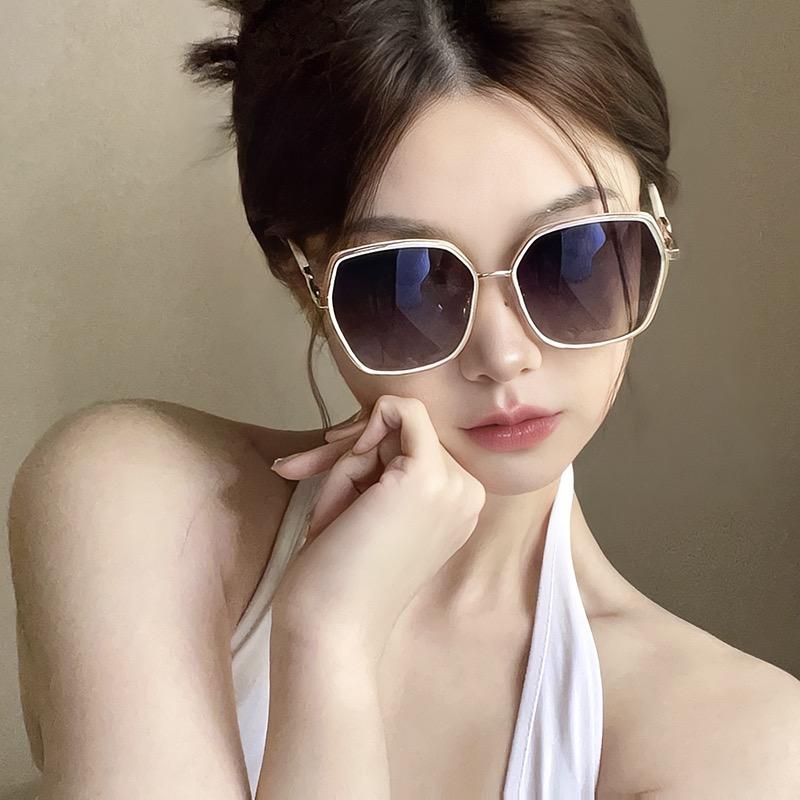 แว่นกันแดดแฟชั่น รุ่นDD8193 มี5สี   กันแดด ขอบเพชร เก็บทรงสวย ใช้ได้ทั้งหญิง-ชาย ไม่รวมอุปกรณ์