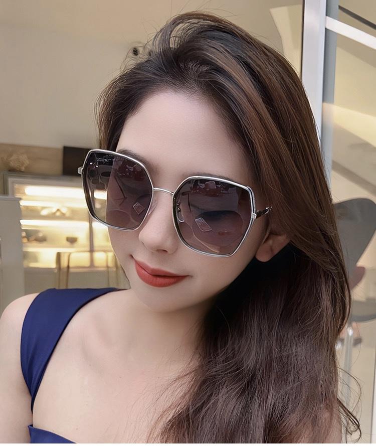 แว่นกันแดดแฟชั่น รุ่นDD8193 มี5สี   กันแดด ขอบเพชร เก็บทรงสวย ใช้ได้ทั้งหญิง-ชาย ไม่รวมอุปกรณ์