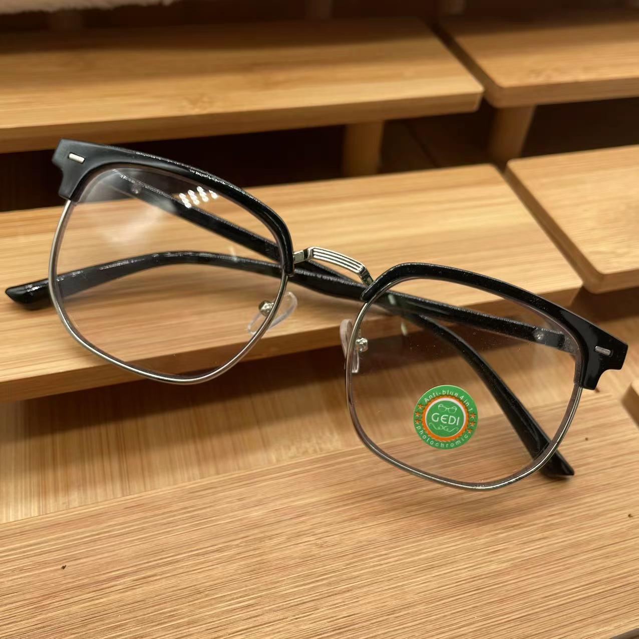 แว่นตาปรับแสงออโต้ รุ่น 822Autoสีดำเงินมาใหม่ทรงสวย Photochromic blue filter เลนส์เปลี่ยนสีได้เมื่อออกแดด กรอบพลาสติก+โลหะ ไม่รวมอุปกรณ์