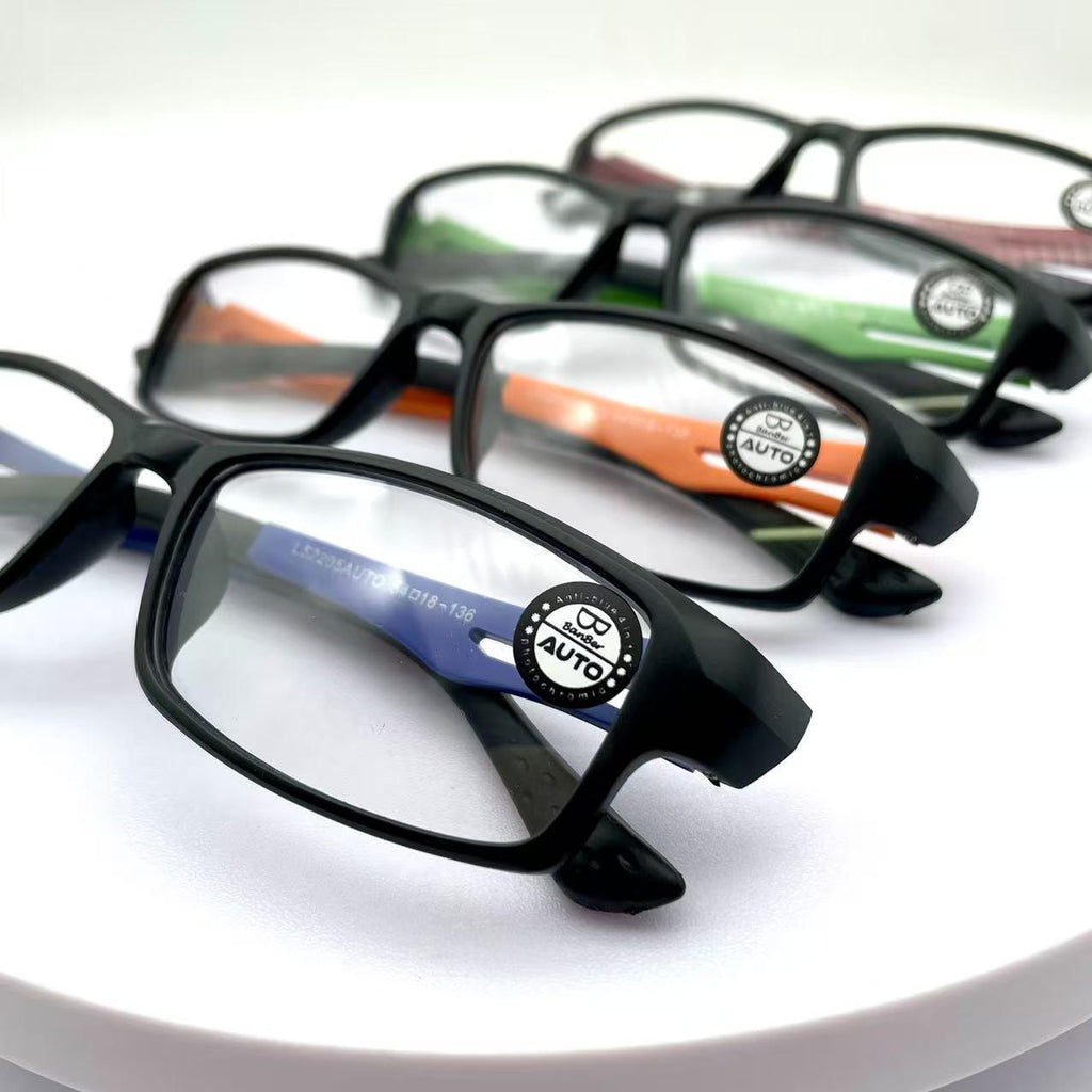 แว่นสายตายาวแฟชั่น กรอบสีดำ รุ่น52205Auto  ทำจากเลนส์พลาสติกใส น้ำหนักเบาสวมใส่สบาย ไม่หนักสบายตาสุดๆ ออกแดดเปลี่ยนสี