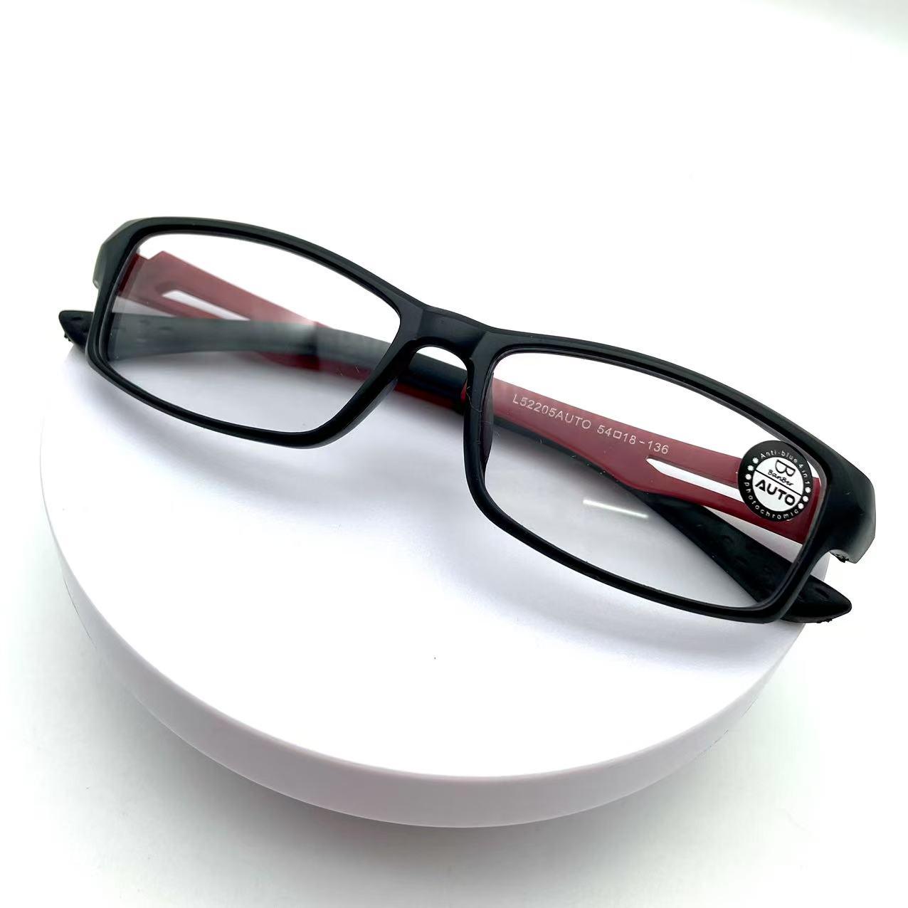 แว่นสายตาสั้นแฟชั่น รุ่น52205Auto ทำจากเลนส์พลาสติกใส น้ำหนักเบาสวมใส่สบาย ตกพื้นไม่แตก ออกแดดเปลี่ยนสีเลือกได้เลยจ้าาา