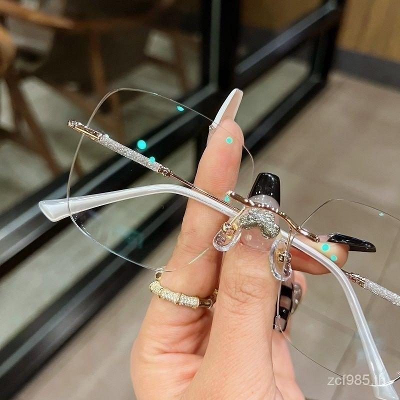 แว่นกรองแสง ออกแดดเปลี่ยนสี รุ่น 6005Auto ออกแดดเปลี่ยนสีได้ สายตายาว/สั้น/ปกติ งานแฟชั่นสุดฮิตใส่แล้วสวยสุดๆ กันแดดแว่นตาปรับแสงออโต้ไร้กรอบ