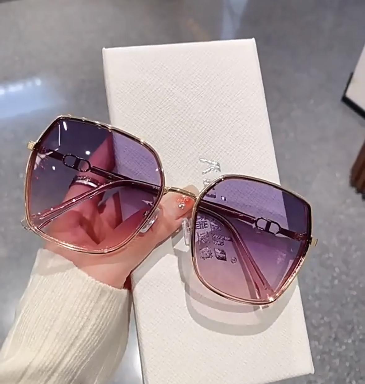 แว่นกันแดดแฟชั่น รุ่นDD8193 มี5สี   กันแดด ขอบเพชร เก็บทรงสวย ใช้ได้ทั้งหญิง-ชาย ไม่รวมอุปกรณ์